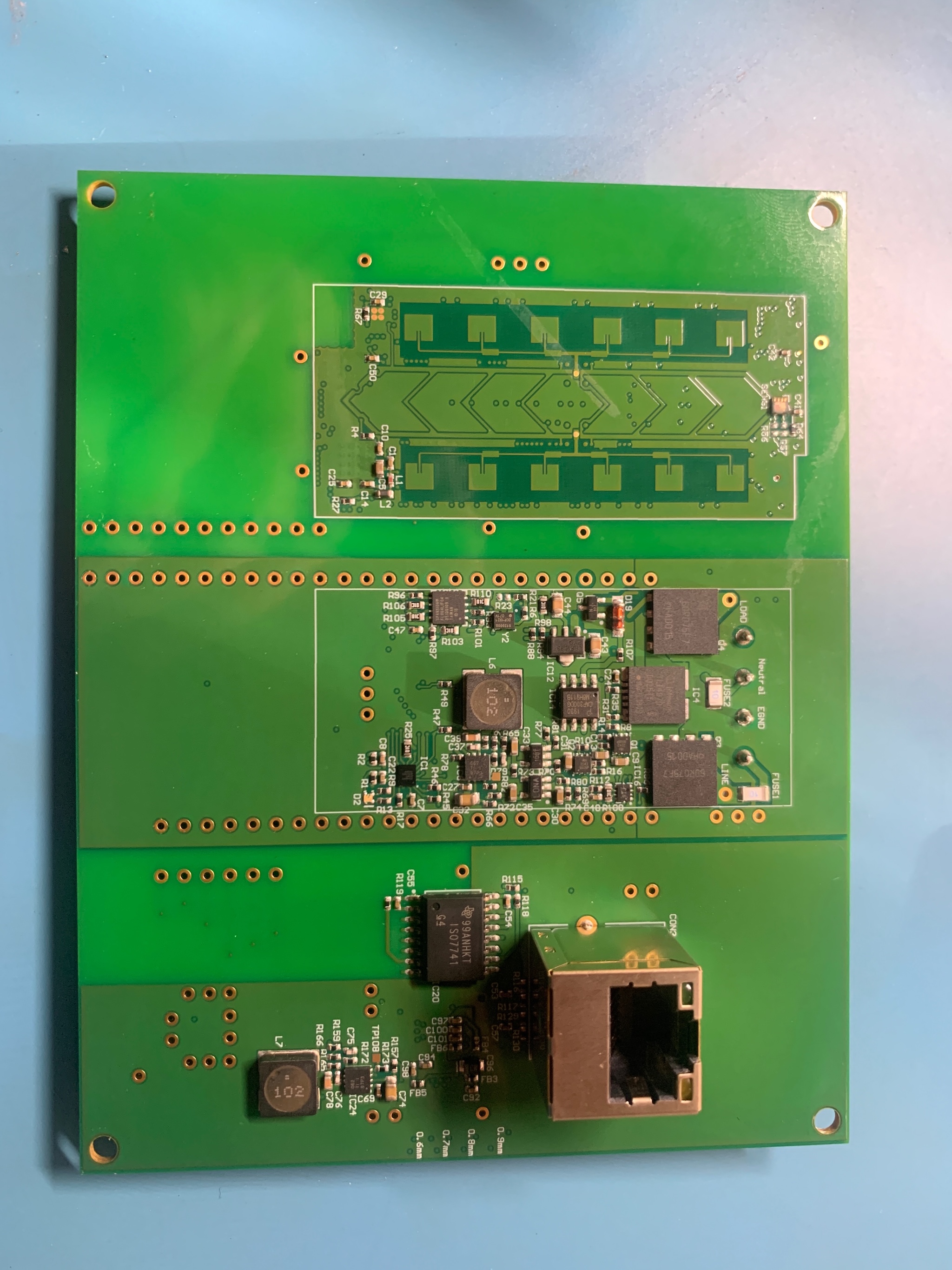 Development board with 24GHz / 2.4GHz / Sub MHz coexistence patch-antenna array and PoE